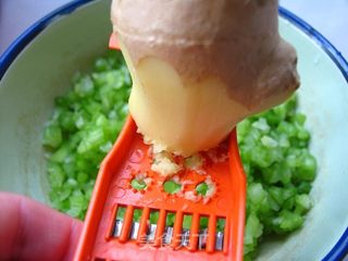做好吃好看又不一般的饺子——豆浆芹香鸡蛋水饺的做法步骤:5