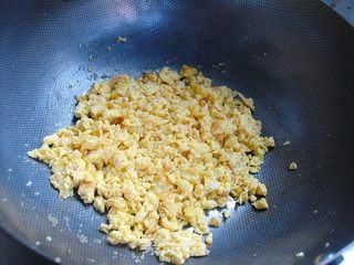 做好吃好看又不一般的饺子——豆浆芹香鸡蛋水饺的做法步骤:6