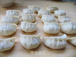 做好吃好看又不一般的饺子——豆浆芹香鸡蛋水饺的做法步骤:16