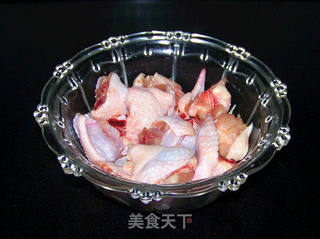 红酒板栗烧鸡翅的做法步骤:2