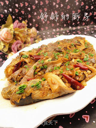平菇烧鲶鱼的做法步骤:11