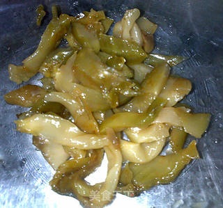 青椒榨菜丝炒鸡蛋的做法步骤:2
