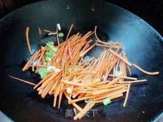 辅助降压小菜——胡萝卜炒木耳的做法步骤:4