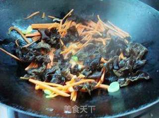 辅助降压小菜——胡萝卜炒木耳的做法步骤:5