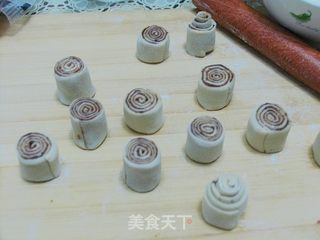 做给宝贝的可爱主食——迷你奶香豆沙卷的做法步骤:8
