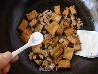 瘦肉炒豆腐泡的做法步骤：7