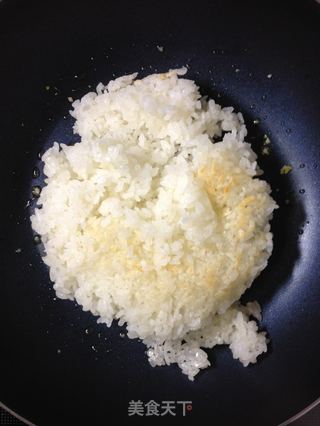 蒜香炒饭(炒饭系列之一)【传统的炒饭】新鲜尝的做法步骤:8