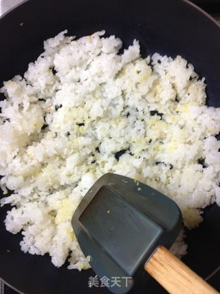 蒜香炒饭(炒饭系列之一)【传统的炒饭】新鲜尝的做法步骤:9