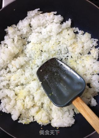 蒜香炒饭(炒饭系列之一)【传统的炒饭】新鲜尝的做法步骤:10