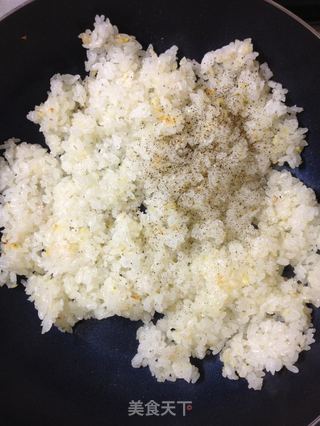 蒜香炒饭（炒饭系列之一）【传统的炒饭】新鲜尝的做法步骤：11