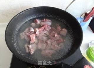 几个要点做出汤汁红亮味道浓郁的——番茄牛肉的做法步骤:2