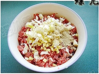 团团圆圆青萝卜猪肉粉条炸丸子【蝶儿惹火年菜】的做法步骤:3