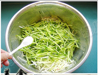 团团圆圆青萝卜猪肉粉条炸丸子【蝶儿惹火年菜】的做法步骤:6