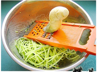团团圆圆青萝卜猪肉粉条炸丸子【蝶儿惹火年菜】的做法步骤:5