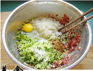 团团圆圆青萝卜猪肉粉条炸丸子【蝶儿惹火年菜】的做法步骤:10