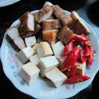 豆腐烧腊肉的做法步骤：1