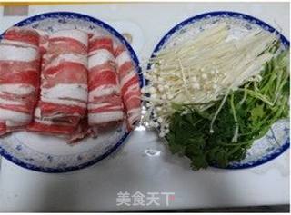 香！香！香！一口一个开吃吧——孜然羊肉菜卷的做法步骤：1