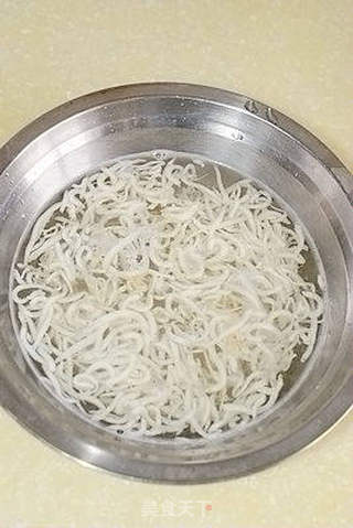 小银鱼炒鸡蛋的做法步骤:3