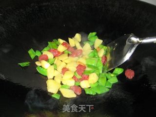 <楷妈家常菜>--腊味咖喱炒饭的做法步骤：4