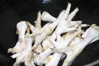 解馋小零食：红烧凤爪的做法步骤：2
