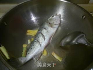 家烧鲈鱼的做法步骤:5