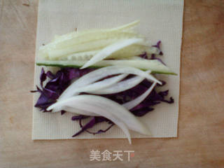 紫甘蓝蔬菜卷的做法步骤:7