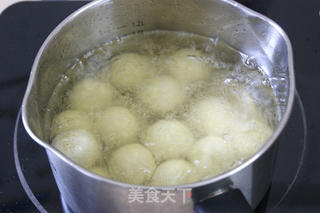 独具风味的云南特色菜——腌菜炒汤圆的做法步骤:2