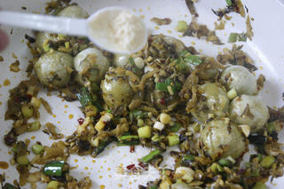 独具风味的云南特色菜——腌菜炒汤圆的做法步骤:8