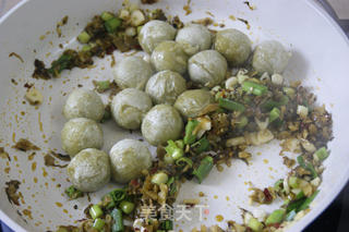 独具风味的云南特色菜——腌菜炒汤圆的做法步骤:6