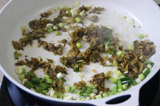 独具风味的云南特色菜——腌菜炒汤圆的做法步骤:5