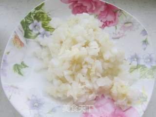 酸菜肉末炒米饭的做法步骤:2