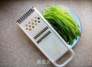北极虾翡翠萝卜汤的做法步骤:2