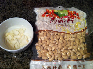 西芹百合炒腰果的做法步骤:2