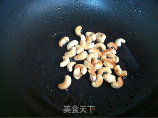 西芹百合炒腰果的做法步骤:3