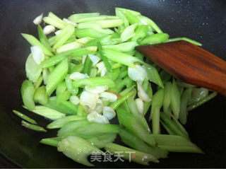 西芹百合炒腰果的做法步骤:5