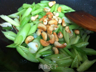 西芹百合炒腰果的做法步骤:6