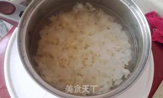 红糖苹果银耳羹的做法步骤:2