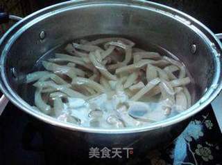 吃撑了也不用担心发胖——香辣肉片魔芋的做法步骤:2