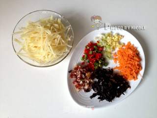 油泼腊味土豆丸子的做法步骤:2