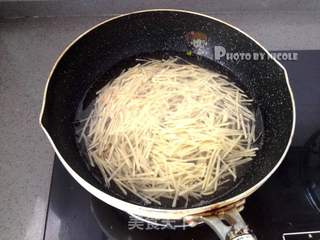 油泼腊味土豆丸子的做法步骤:3