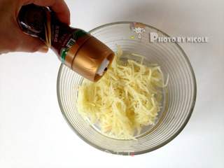 油泼腊味土豆丸子的做法步骤:5
