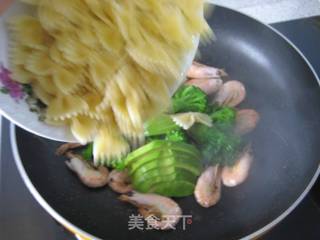 北极虾牛油果蝴蝶粉的做法步骤:9