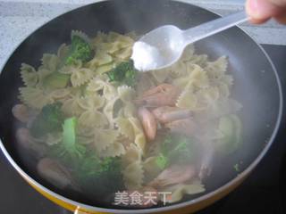北极虾牛油果蝴蝶粉的做法步骤:10