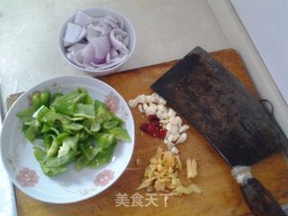 青椒洋葱炒牛蛙的做法步骤:2