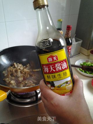 青椒洋葱炒牛蛙的做法步骤:5