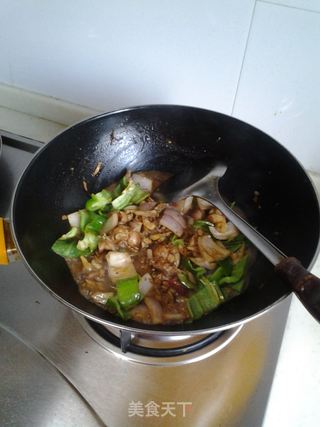 青椒洋葱炒牛蛙的做法步骤:9