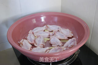 20分钟做出老少通吃的家庭宴客菜——话梅鸡翅的做法步骤:4