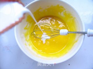 绵软细腻、金黄诱人——南瓜戚风的做法步骤:4