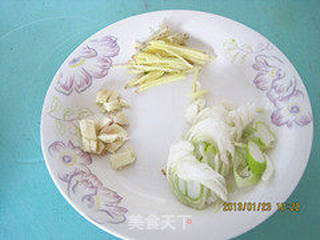家常菜----蒜香炒芹菜的做法步骤:2