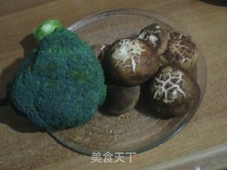 香菇炒西兰花的做法步骤：1